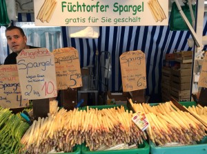 3 different diameters white asparagus and 3 different prices.  Germans love the really thick ones and these are more expensive.  Grun (green asparagus) is not as prized.